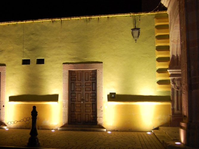 La imagen puede contener: noche e interior