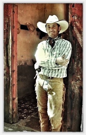 La imagen puede contener: una persona, de pie y sombrero