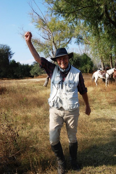 La imagen puede contener: una persona, sonriendo, de pie, niño(a), árbol, cielo, exterior y naturaleza